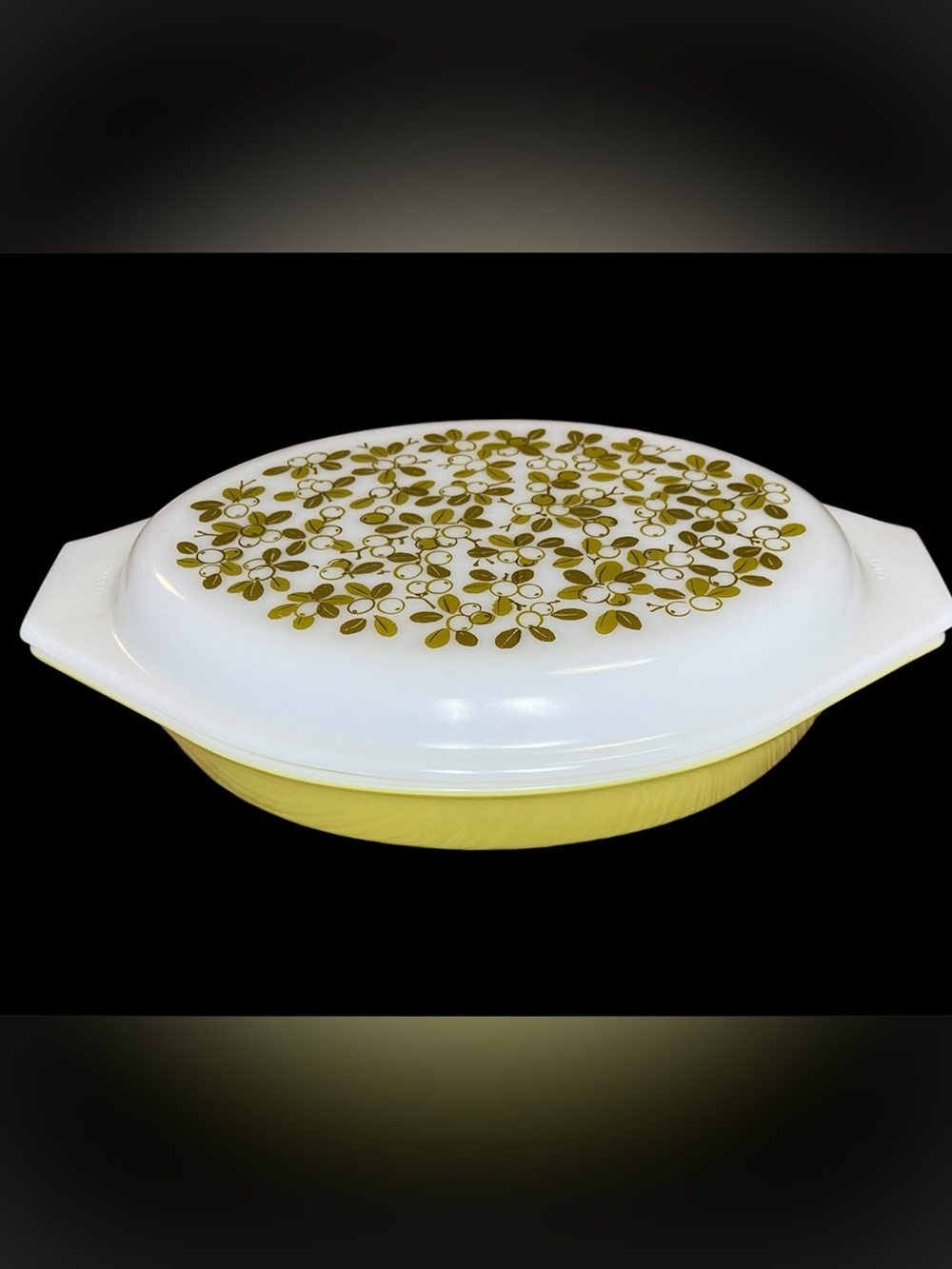 Vintage avacado green 1 1/2 qt Pyrex Casserole Dish